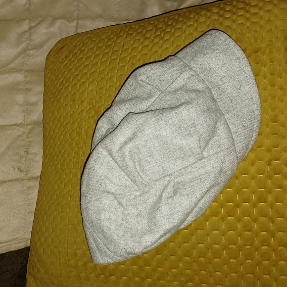 Light gray cap/hat - Picture 2 of 3